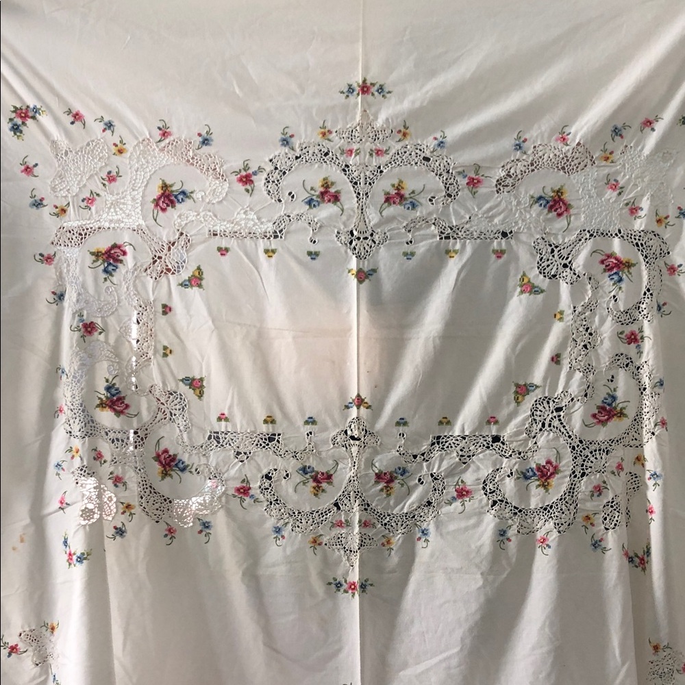 VINTAGE UPCYCLED COTTON TABLECLOTH EMBROIDERY & CROCHET DETAILS